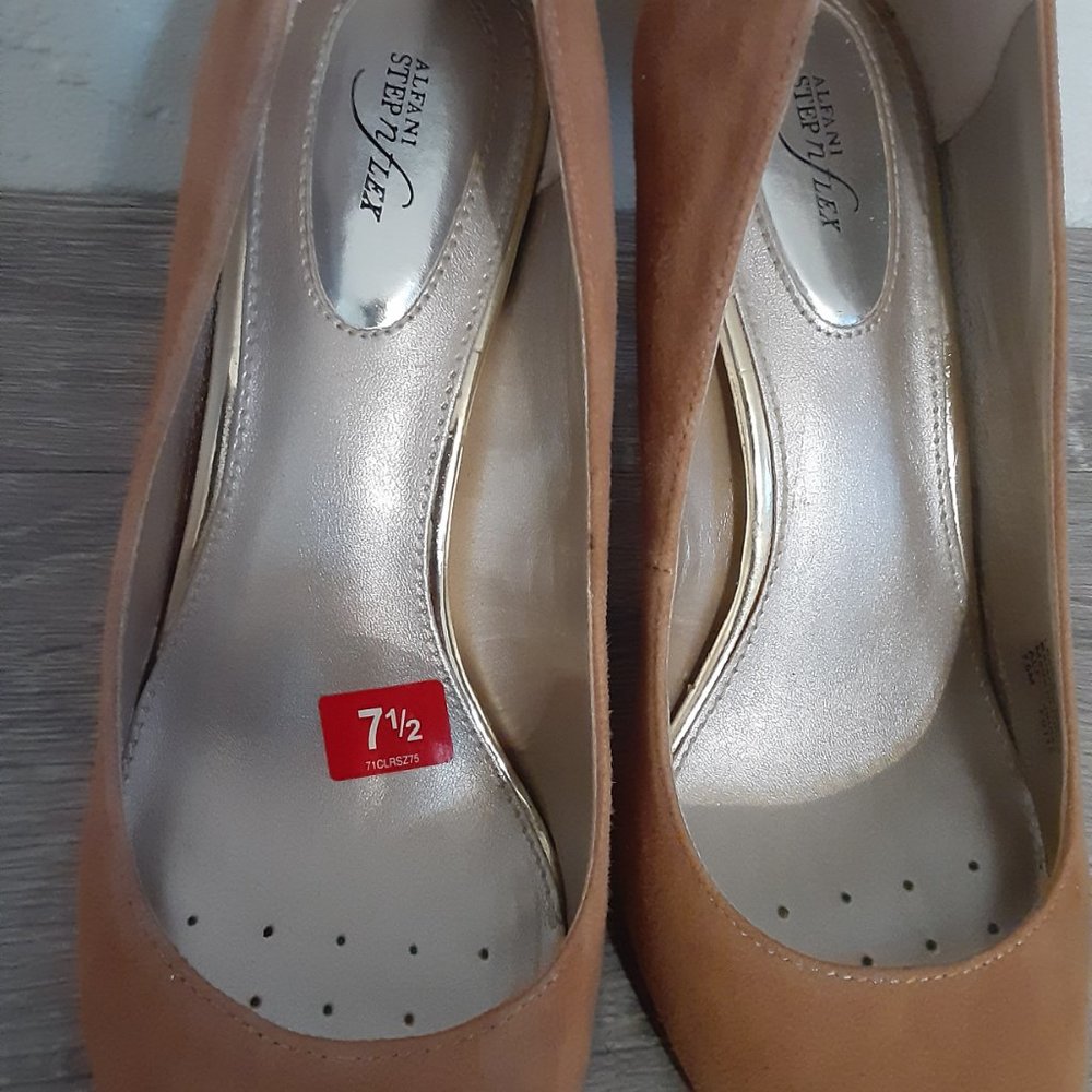 ALFANI STEP 'N FLEX TAN SUEDE HEELS SIZE 7 1/2 WITH 3 INCH HEEL - Picture 11 of 11